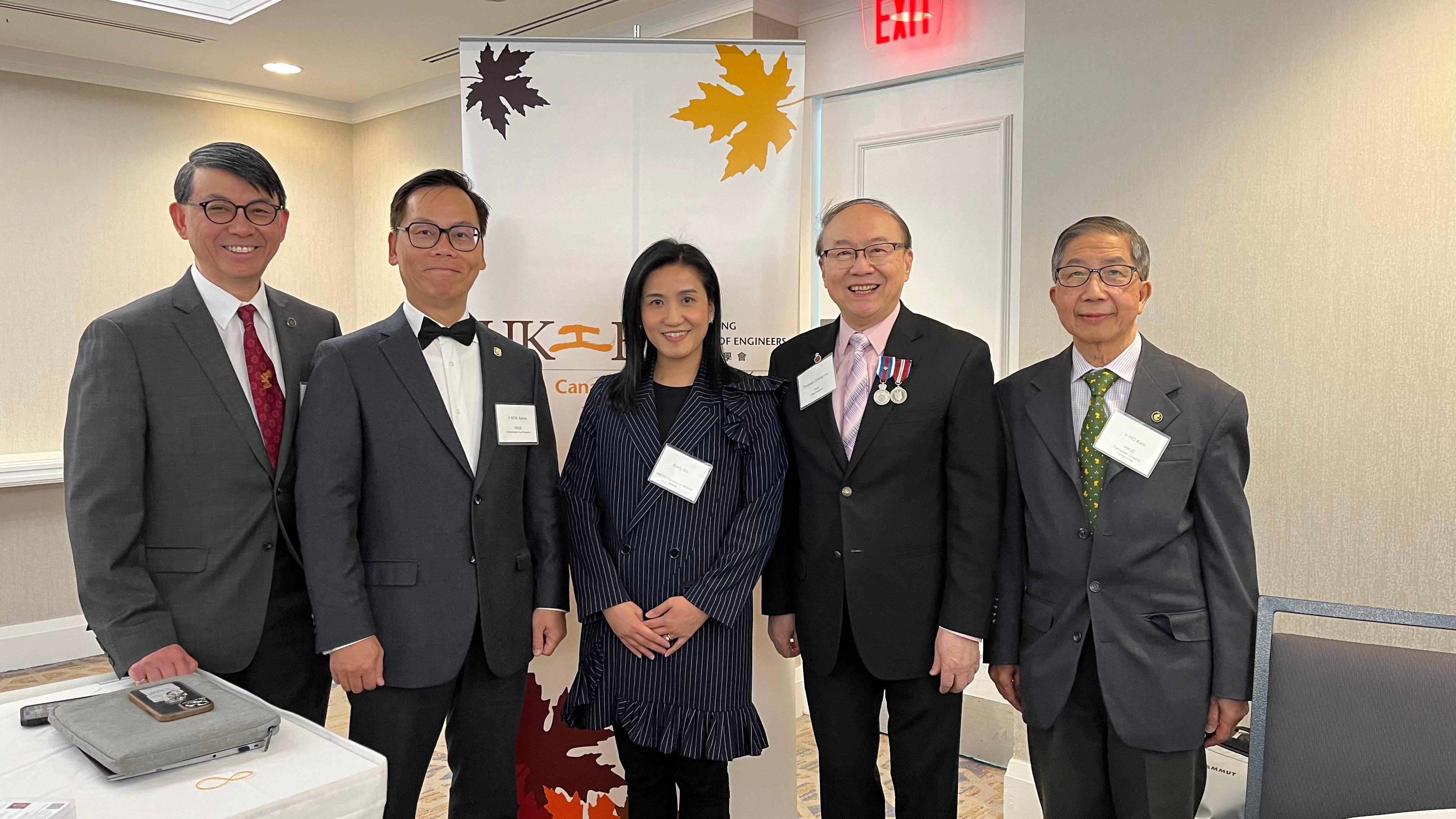 Director of the HKETO, Ms Emily Mo (middle), is in a picture with Chairman of Canadian Chapter of HKIE, Ir Brian Lee (far left), Immediate Past President of HKIE, Ir Aaron Bok (second left) and guests at the HKIE cocktail reception on April 8. 
