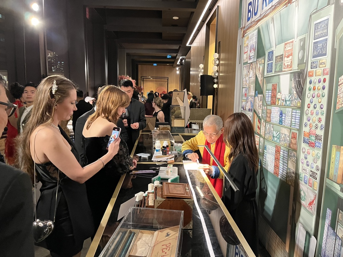 Attracting the attention of hundreds of guests present, the exhibition of Mahjong Tile Making Technique at the annual Fête Chinoise Signature Event 2024 became the focus of the event, adding much cultural colour to the Lunar New Year celebration.