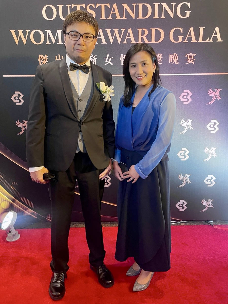 Director of HKETO, Ms Emily Mo (right), photos with President of MRVCBA, Mr Henry Chui (left), at the gala.