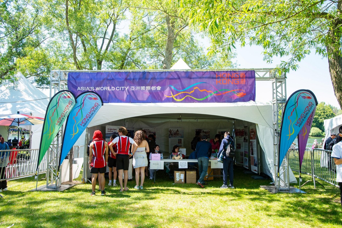 Supported by the Hong Kong Economic and Trade Office (Toronto), the 36th Toronto International Dragon Boat Race Festival was held on the Centre Island of Toronto on June 15 and 16. A Hong Kong pavilion was set up at the venue with mini-exhibition to showcase the history of dragon boating in Hong Kong. Giveaways were also distributed to the race spectators.