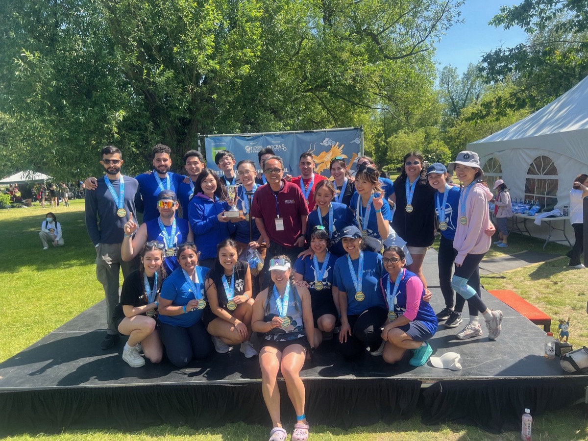 Supported by the Hong Kong Economic and Trade Office (Toronto) (HKETO), the 36th Toronto International Dragon Boat Race Festival was held on the Centre Island of Toronto on June 15 and 16. Photo shows a representative of the HKETO presenting awards to the winning team of the Hong Kong Cup.