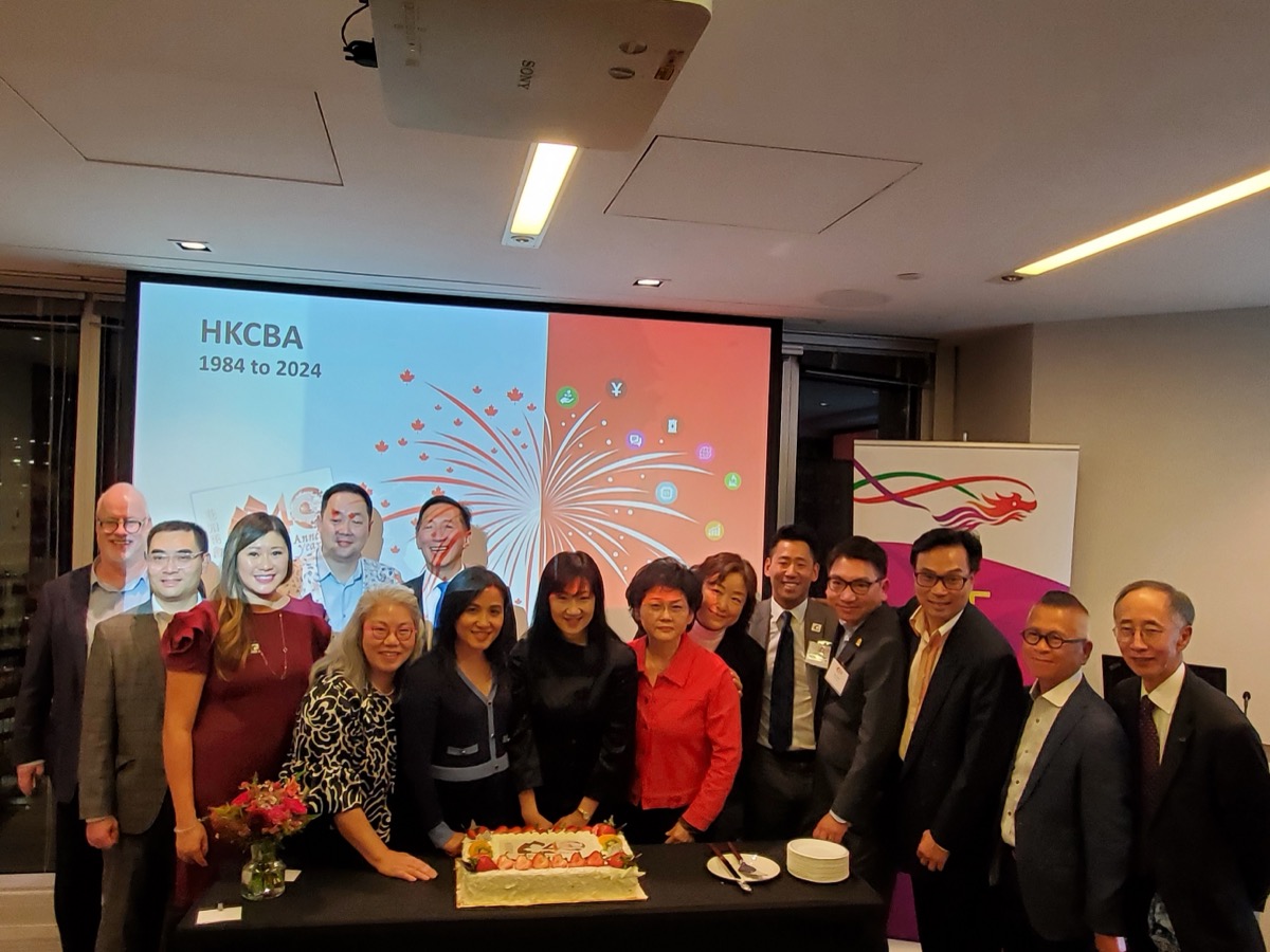 The Director of the Hong Kong Economic and Trade Office (Toronto) (HKETO), Ms Emily Mo (front row, second from left), photos with the Executive Director of the Hong Kong Trade Development Council, Ms Margaret Fong (front row, third from left), National Chair of the Hong Kong-Canada Business Association (HKCBA), Ms Sonja Chong (front row, fourth from left) and other dignitaries at the HKCBA Reception in celebration of its 40th anniversary on October 24.