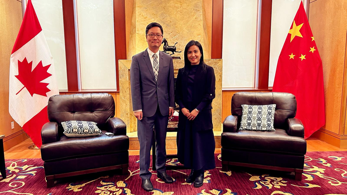 The Director of the Hong Kong Economic and Trade Office (Toronto) (HKETO), Ms Emily Mo (right), paid a courtesy call to the Acting Consul General of the People’s Republic of China in Vancouver, Mr Zeng Zhi (left), to exchange views on issues of mutual interest on October 25.