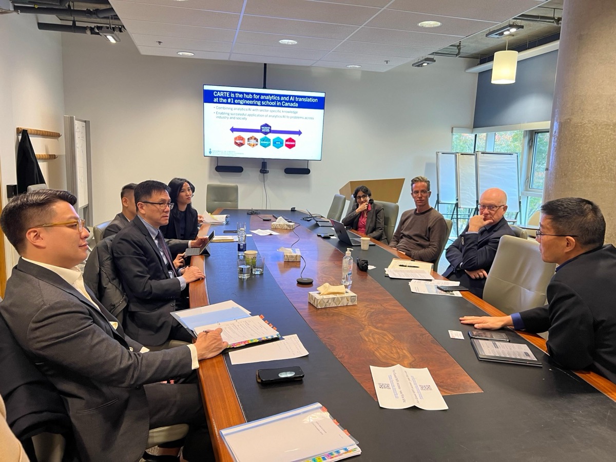 The Secretary for Innovation, Technology and Industry, Professor Sun Dong (second left), along with the Director of the Hong Kong Economic and Trade Office (Toronto), Ms Emily Mo (fourth left), visited the Centre for Analytics & Artificial Intelligence Engineering of the Faculty of Applied Science and Engineering of the University of Toronto, and met with the Dean of the Faculty, Professor Christopher Yip (first right), and the Acting Associate Vice-President International Partnerships, Professor David Wolfe (second right) on November 4.