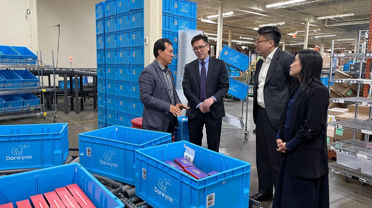 The Secretary for Innovation, Technology and Industry, Professor Sun Dong (second left), along with the Director of the Hong Kong Economic and Trade Office (Toronto), Ms Emily Mo (first right), visited a start-up in Toronto on November 4, which provides storage and delivery services in North America.