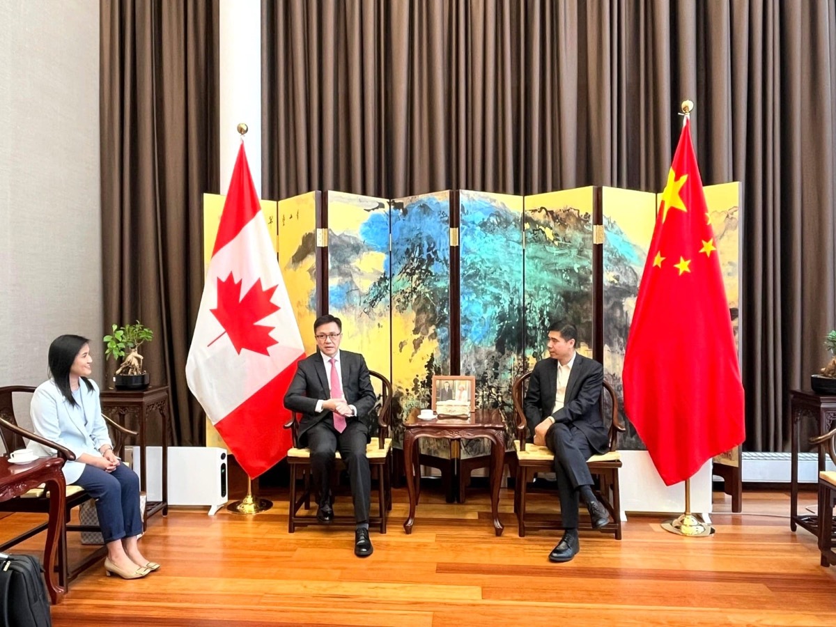 The Secretary for Innovation, Technology and Industry, Professor Sun Dong (middle), along with the Director of the Hong Kong Economic and Trade Office (Toronto), Ms Emily Mo (left), called on the Chinese Ambassador to Canada, Mr Wang Di (right), in Ottawa to brief him on the progress of building Hong Kong into an international innovation and technology centre, on November 5.