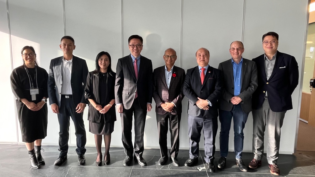 The Secretary for Innovation, Technology and Industry, Professor Sun Dong (fourth left), along with the Director of the Hong Kong Economic and Trade Office (Toronto), Ms Emily Mo (third left),visited the University of Waterloo and met with the University’s President and Vice-Chancellor, Professor Vivek Goel (fourth right), on November 6.