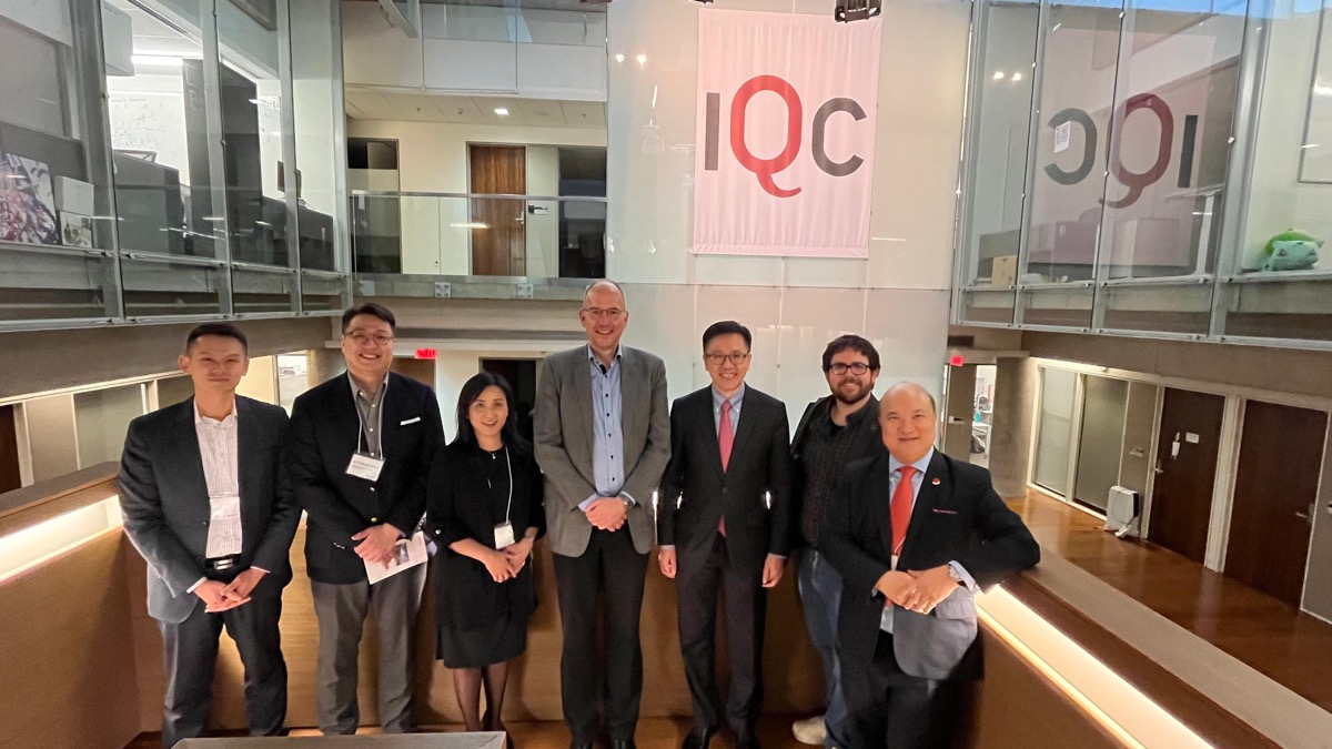 The Secretary for Innovation, Technology and Industry, Professor Sun Dong (third right), along with the Director of the Hong Kong Economic and Trade Office (Toronto), Ms Emily Mo (third left), visited the University of Waterloo and toured the University’s Institute for Quantum Computing on November 6.