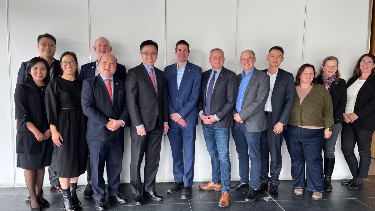 The Secretary for Innovation, Technology and Industry, Professor Sun Dong (eighth right), along with the Director of the Hong Kong Economic and Trade Office (Toronto), Ms Emily Mo (first left), visited the University of Waterloo and took a photo with the teaching staff of the University on November 6.