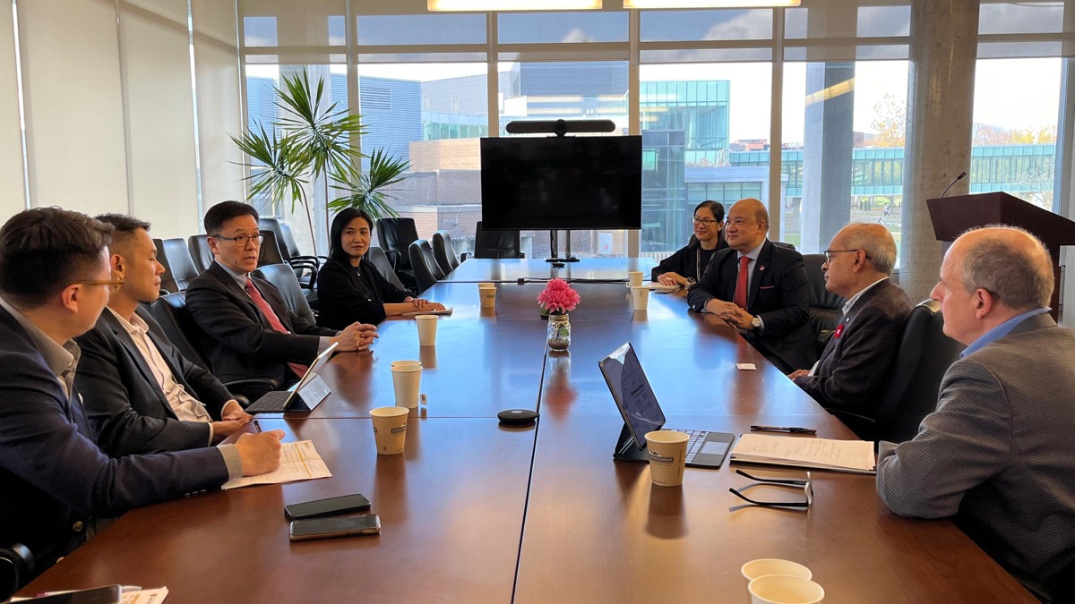 The Secretary for Innovation, Technology and Industry, Professor Sun Dong (third left), along with the Director of the Hong Kong Economic and Trade Office (Toronto), Ms Emily Mo (fourth left), visited the University of Waterloo and met with the University’s President and Vice-Chancellor, Professor Vivek Goel (second right); and Associate Vice-President, Professor Bernard Duncker (first right), on November 6.