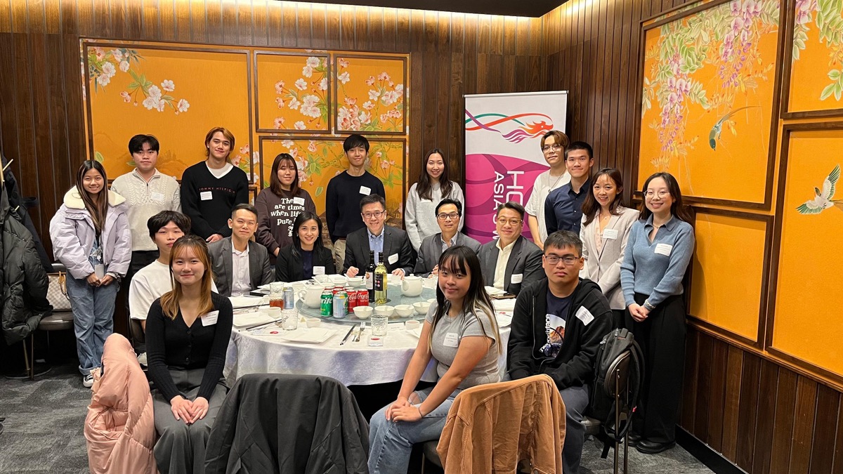 The Secretary for Innovation, Technology and Industry, Professor Sun Dong (front row, centre), along with the Director of the Hong Kong Economic and Trade Office (Toronto), Ms Emily Mo (front row, fourth left), attended a networking dinner, organised by the Hong Kong-Canada Business Association (Toronto Section), in Toronto on November 4. Professor Sun had an exchange with Hong Kong young people studying and working in Toronto to learn more about their study and work lives in Canada.