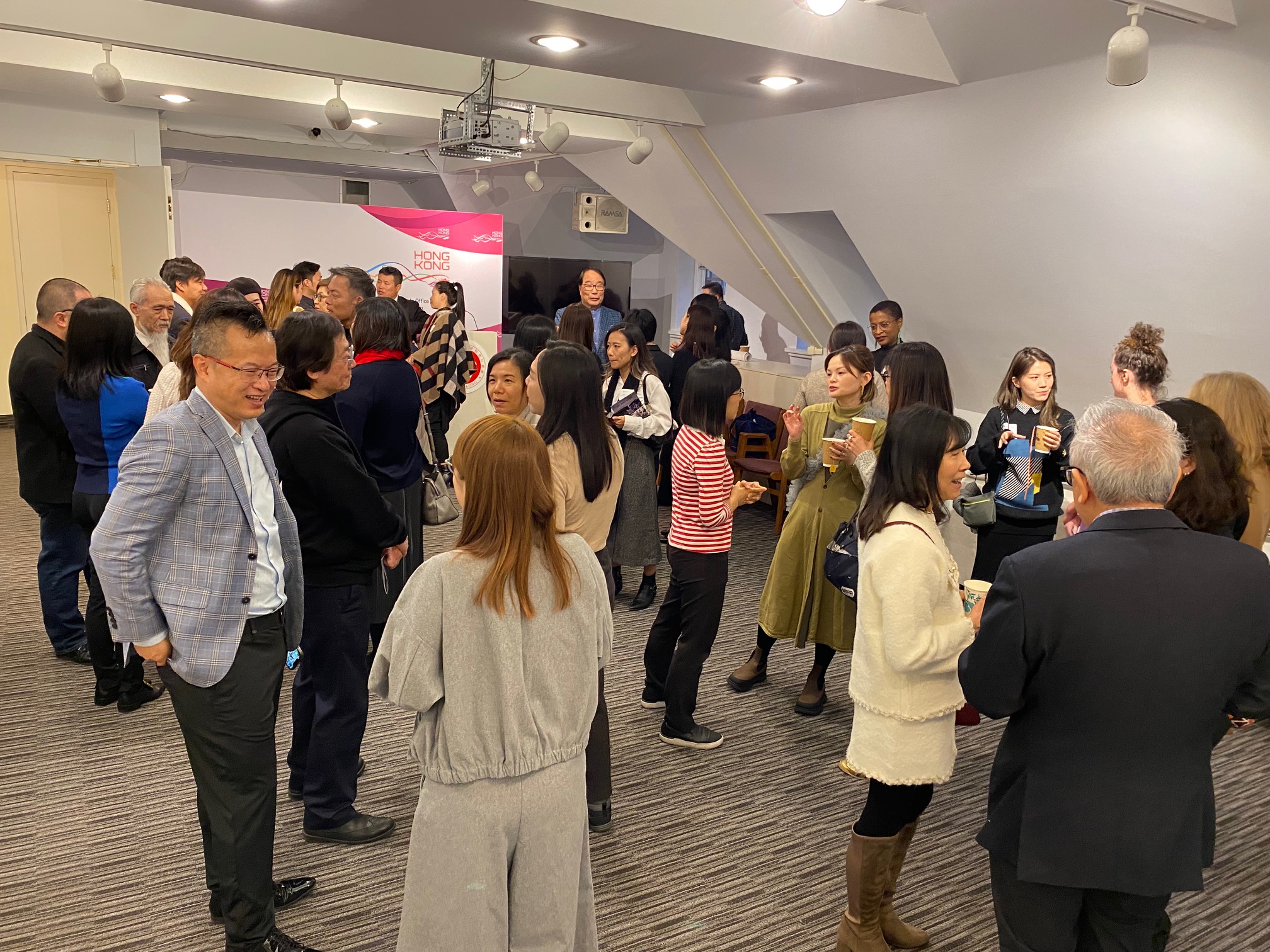 Picture shows delegates of the Hong Kong Arts Administrators Association mingling with representatives of the Canadian arts groups during the welcome reception hosted by the Hong Kong Economic and Trade Office (Toronto) on November 8.