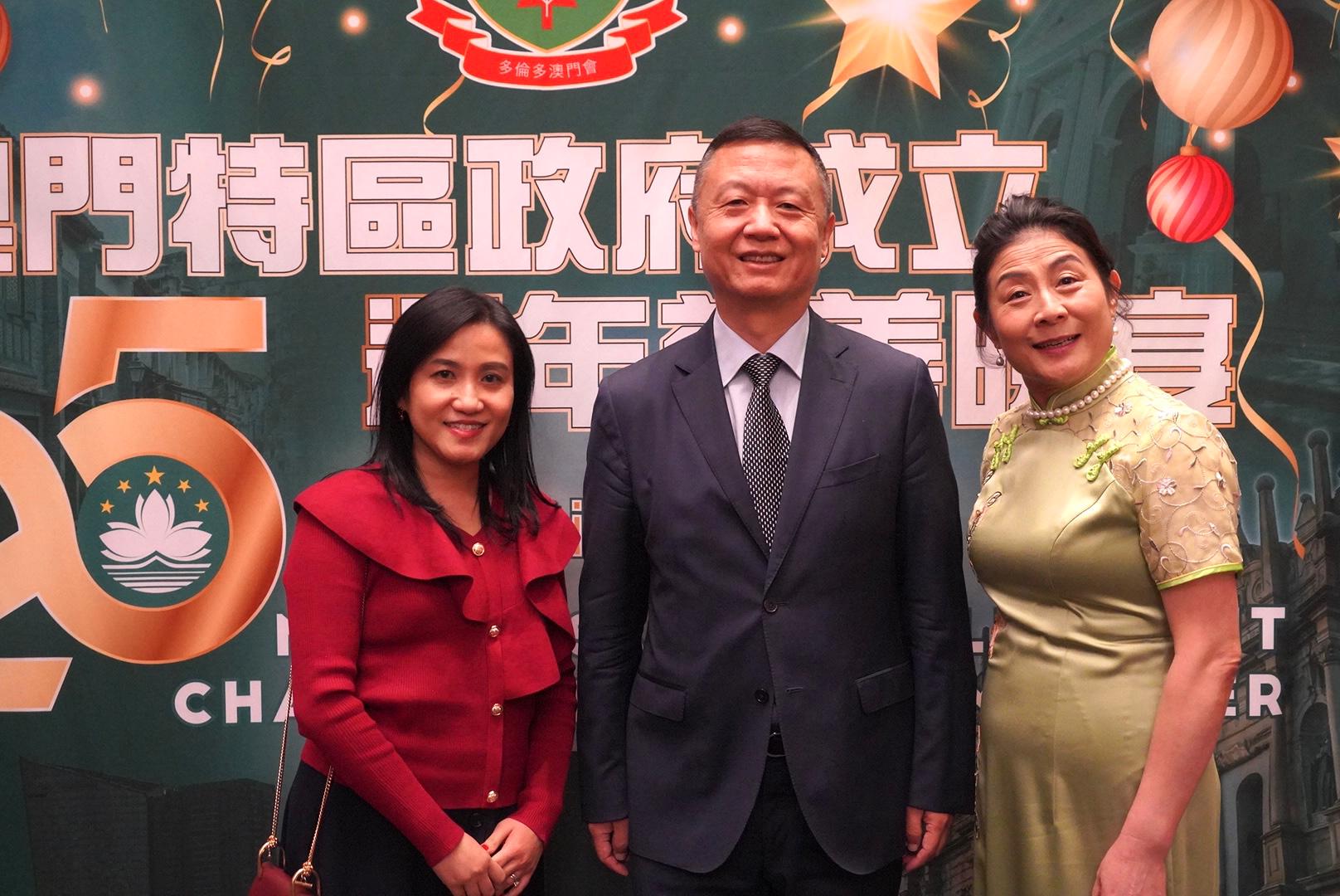 Picture shows the Director of HKETO, Ms Emily Mo (left), with the Consul General of the People’s Republic of China in Toronto, Mr Luo Weidong (middle) and the President of Macao Club Toronto, Ms Anita Un (right) at the Macao Club Toronto charity celebration dinner on December 20 (Friday) to celebrate the 25th Anniversary of the Establishment of Macao Special Administrative Region.. 