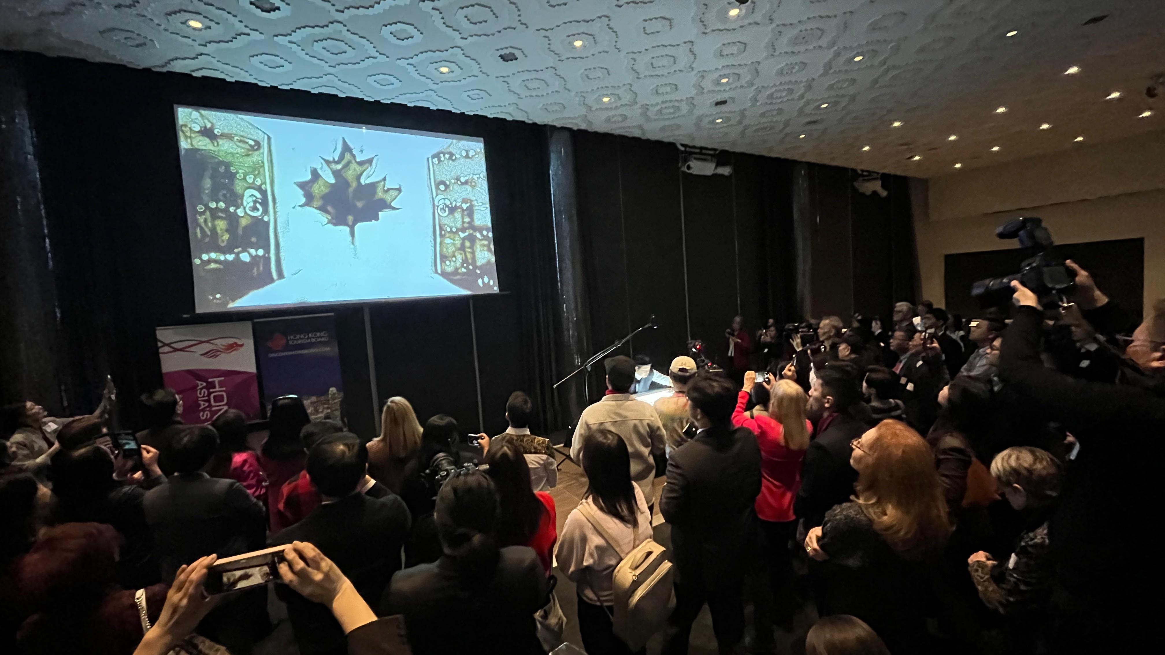 The Hong Kong Economic and Trade Office (Toronto) (HKETO) and the Hong Kong Tourism Board (Canada) (HKTB) held a joint spring reception in Toronto on January 23 (Toronto time). Photo shows over 120 guests enjoying the sand painting performance by Hong Kong sand artist Hoi Chiu at the reception.