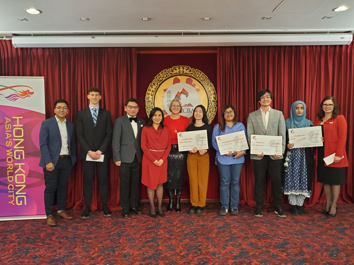 Director of the Hong Kong Economic and Trade Office (Toronto), Ms Emily Mo (fourth left), photos with the President of the HKCBA (Calgary Section), Mr Ben Leung (third left), the HKCBA Calgary Scholarship recipients and university representatives.