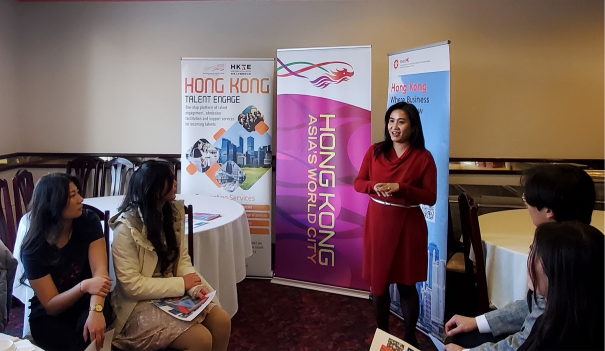 Director of the Hong Kong Economic and Trade Office (Toronto) Ms Emily Mo delivers welcoming remarks at the student reception organized by the HKCBA (Calgary Section) on February 7.