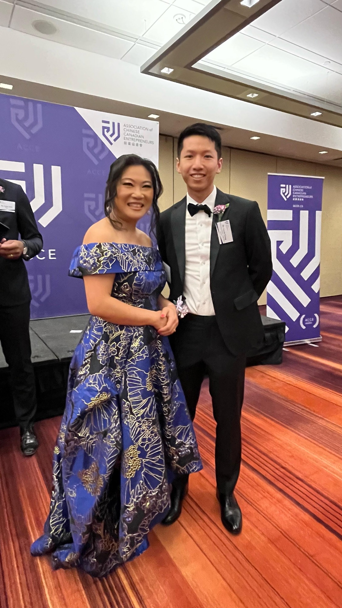 The Acting Director of the Hong Kong Economic and Trade Office (Toronto), Mr Gavin Yeung (right), poses for a group photo with ACCE President, Ms Yvonne Chan (left), at the reception before the 2025 ACCE Awards Gala on April 12.