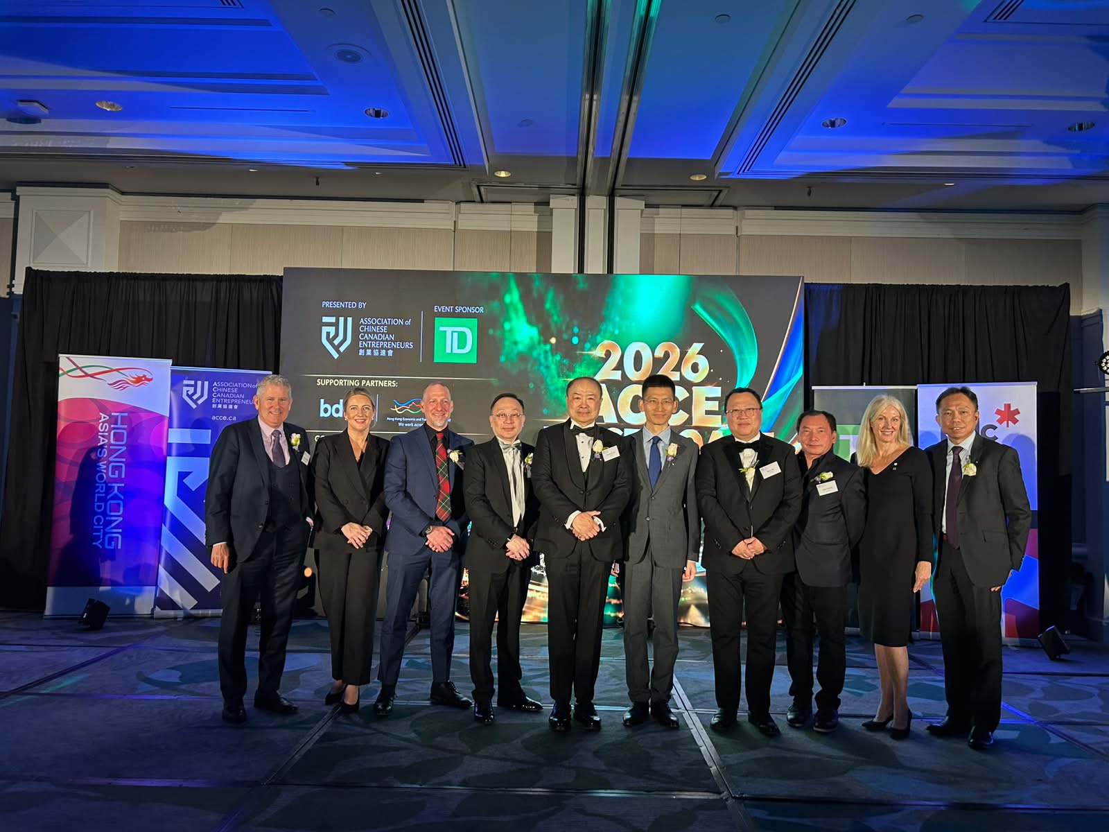 The Director of the Hong Kong Economic and Trade Office (Toronto), Mr Bill Wong (first right), is pictured with the President of Association of Chinese Canadian Entrepreneurs (ACCE), Mr Raymond Chik (fifth left), and other guests at the 2026 ACCE West Coast Gala on October 7.