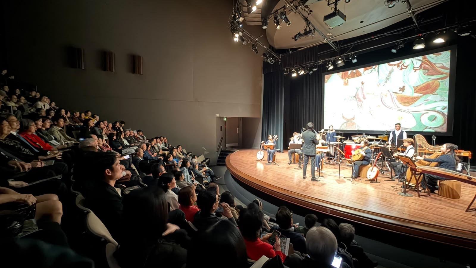 The Hong Kong Economic and Trade Office (Toronto) supported the Hong Kong Gaudeamus Dunhuang Ensemble in making its inaugural Canadian debut in October. Photo shows the concert entitled “Resonance of Dunhuang” in Toronto on October 9.